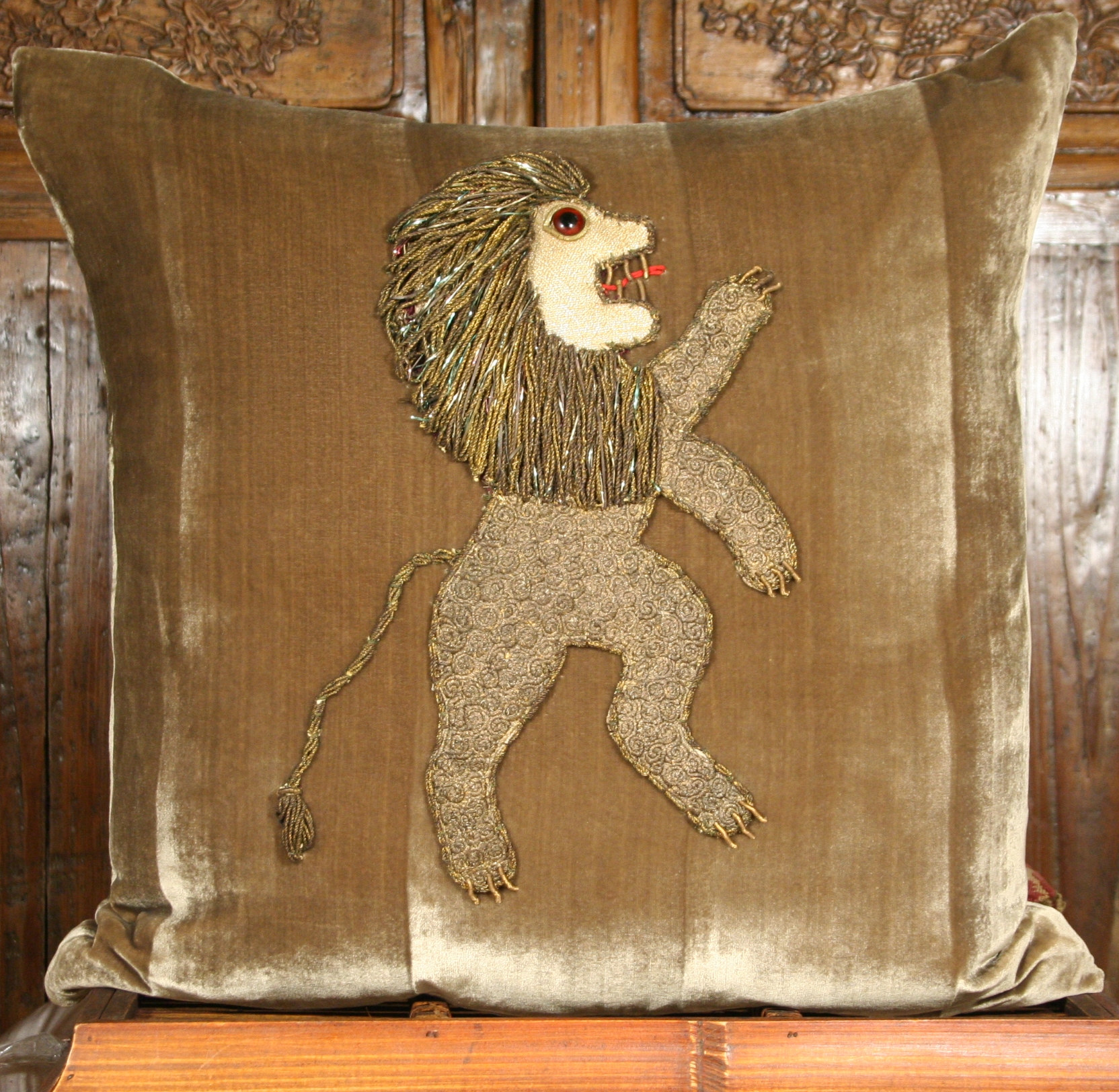 Exquisite Museum-Quality Handmade Heraldic Lion - Image 3